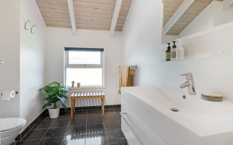 Kristine - 250M from the Sea: Gulvbelægning, Sanitærarmatur, Indretning, Loft, Etage, Badeværelse, Håndvask, Tap, Badeværelsesvask, Vvs