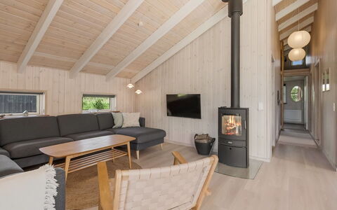 Kristine - 250M from the Sea: Træ, Gulvbelægning, Etage, Indretning, Trægulve, Loft, Stue, Hjem, Hårdttræ, Møbel