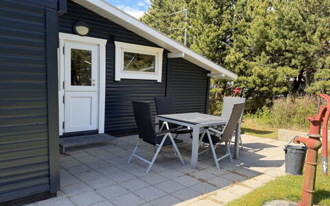 Into - 490M from the Sea: Træ, Sommerhus, Sidespor, Hårdttræ, Skygge, Planke, Bejdse, Dæk, Garden Bygninger, Udendørs Møbler