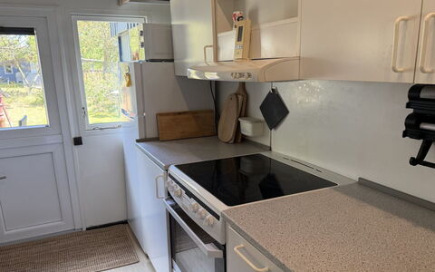 Into - 490M from the Sea: Køkken Apparat, Køkken, Større Bandage, Countertop, Træ, Cabinetry, Gulvbelægning, Husholdningsapparat, Komfur, Indretning