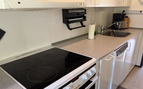 Into - 490M from the Sea: Køkken Apparat, Større Bandage, Køkken, Komfur, Komfur, Gaskomfur, Countertop, Husholdningsapparat, Cooktop, Gulvbelægning