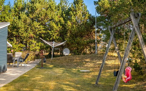 Into - 490M from the Sea: Land Lot, Have, Skygge, Lawn, Sollys, Legepladsudstyr, Backyard, Landscaping, Gård, Legetøjsrutsjebane