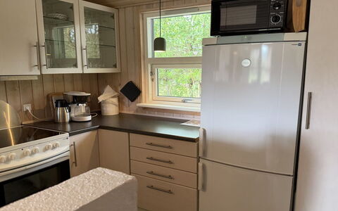 Eikka - from the Sea: Køkken Apparat, Større Bandage, Træ, Gulvbelægning, Køkken, Cabinetry, Countertop, Husholdningsapparat, Indretning, Etage
