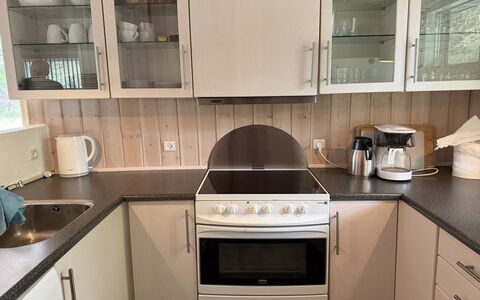Eikka - from the Sea: Køkken Apparat, Køkken, Cabinetry, Countertop, Større Bandage, Gulvbelægning, Træ, Indretning, Husholdningsapparat, Møbel