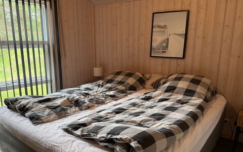 Eikka - from the Sea: Træ, Etage, Soveværelse, Gulvbelægning, Møbel, Sengetøj, Seng, Sengetøj, Bed Frame, Sengetøj
