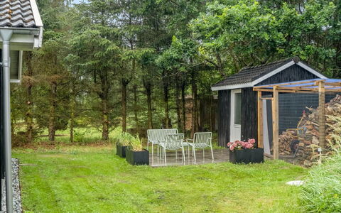 Eikka - from the Sea: Busk, Have, Land Lot, Tag, Backyard, Sommerhus, Garden Bygninger, Lawn, Bunddække, Skur