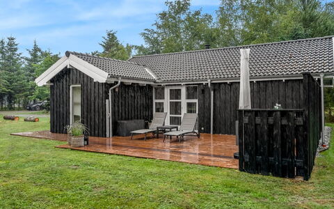Eikka - from the Sea: Træ, Tag, Sommerhus, Hus, Hjem, Sidespor, Backyard, Dør, Garden Bygninger, Veranda