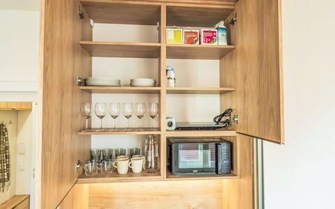 Soukenická: Reoler, Møbel, Træ, Cabinetry, Hylde, Indretning, Skab, Countertop, Køkken, Gulvbelægning