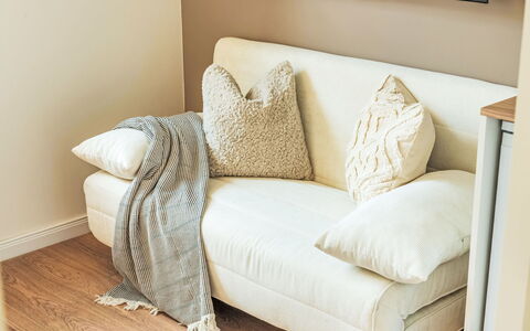 Soukenická: Møbel, Indretning, Couch, Pude, Træ, Etage, Gulvbelægning, Throw Pillow, Textile, Stue