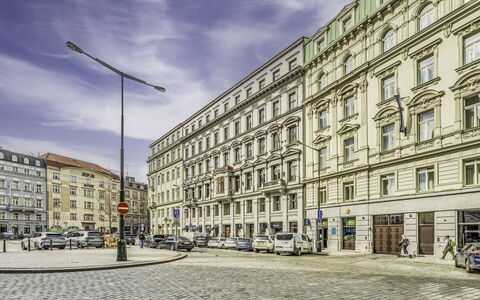 Senovazne: Bygning, Vindue, Byområde, City, Stad, Facade, Vej, Lejlighed, Gade, Hovedstadsområde