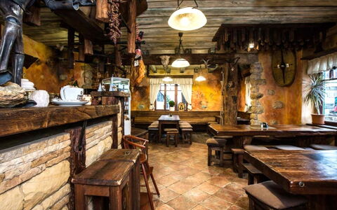 Rokytnice Nad Jizerou 2: Træ, Møbel, Indretning, Loft, Belysning, Bord, Restaurant, Køkken & Spisebord, Bejdse, Lysarmatur