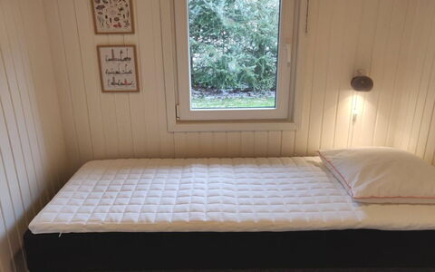 Wigman - 450M to the Fjord: Træ, Etage, Seng, Soveværelse, Gulvbelægning, Sengetøj, Møbel, Sengetøj, Bed Frame, Sengetøj