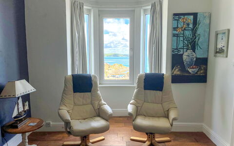 Smugglers View: Møbel, Træ, Gulvbelægning, Indretning, Etage, Værelse, Stue, Stol, Club Chair, Trægulve