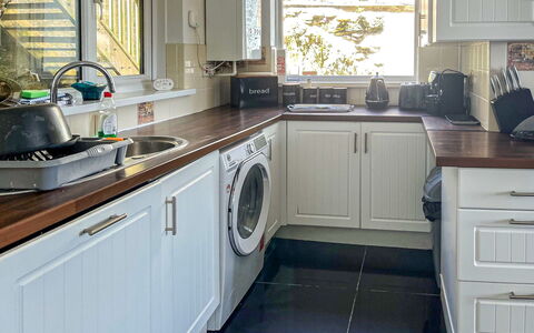 Smugglers View: Køkken Apparat, Køkken, Countertop, Indretning, Større Bandage, Gulvbelægning, Cabinetry, Træ, Husholdningsapparat, Etage