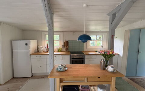 Nis - 1.4Km from the Sea: Møbel, Gulvbelægning, Indretning, Etage, Countertop, Køkken, Træ, Loft, Lysarmatur, Cabinetry