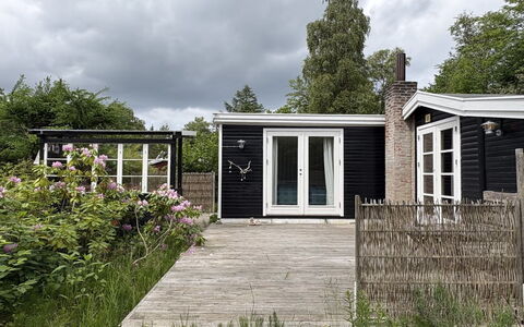 Nis - 1.4Km from the Sea: Træ, Hus, Hjem, Dør, Sommerhus, Tag, Sidespor, Have, Garden Bygninger, Backyard