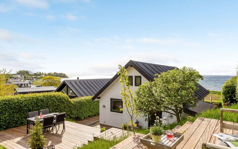 Femija - 50M from the Sea: Hus, Tag, Busk, Hjem, Sommerhus, Have, Estate, Landscaping, Eco Hotel, Skygge