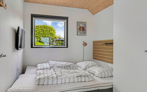 Femija - 50M from the Sea: Væg, Træ, Indretning, Hjem, Soveværelse, Etage, Seng, Værelse, Loft, Sengetøj