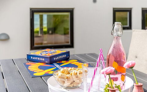 Femija - 50M from the Sea: Bordservice, Møbel, Bord, Mad, Serveware, Drinkware, Frugt, Tallerkner, Plade, Stol