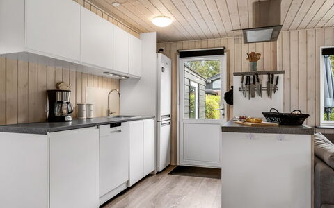 Melisande - from the Sea: Køkken, Køkken Apparat, Træ, Større Bandage, Countertop, Indretning, Husholdningsapparat, Gulvbelægning, Værelse, Cabinetry