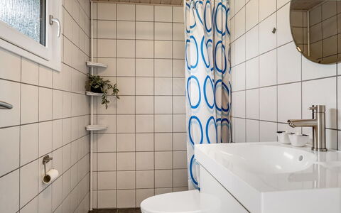 Melisande - from the Sea: Sanitærarmatur, Væg, Gulvbelægning, Indretning, Badeværelse, Etage, Toiletbræt, Toilet, Håndvask, Badeværelsesvask