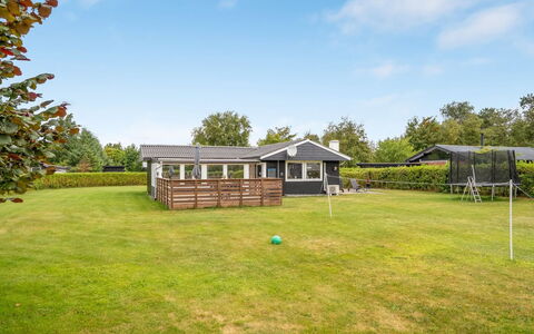 Melisande - from the Sea: Hus, Hjem, Tag, Boligområde, Sommerhus, Lawn, Estate, Have, Skygge, Stuehus