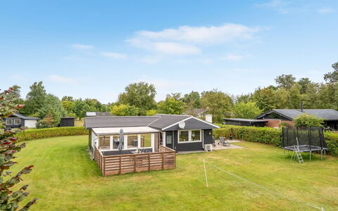 Melisande - from the Sea: Hus, Hjem, Sommerhus, Lawn, Have, Estate, Skygge, Gård, Stuehus, Landscaping