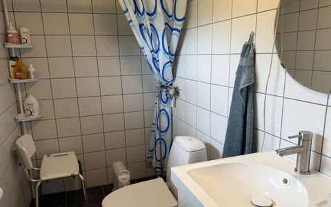 Melisande - from the Sea: Badeværelse, Sanitærarmatur, Toiletbræt, Indretning, Håndvask, Gulvbelægning, Toilet, Badeværelsesvask, Etage, Tap