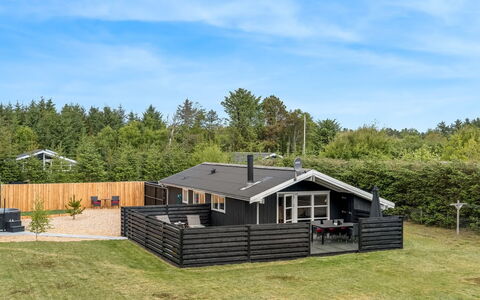 Ljuben - 1.9Km from the Sea: Hus, Hjem, Sommerhus, Garden Bygninger, Sidespor, Skygge, Gård, Bjælkehytte, Landscaping, Veranda