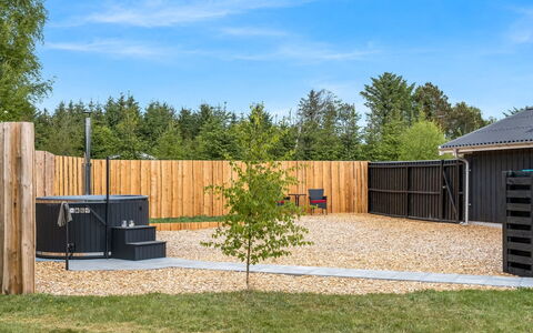 Ljuben - 1.9Km from the Sea: Have, Land Lot, Skygge, Backyard, Landscaping, Lawn, Gård, Garden Bygninger, Home Fencing, Hegn