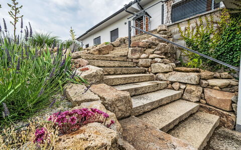 Dačice 100: Rots, Trappe, Have, Stenmur, Landscaping, Bedrock, Walkway, Outcrop, Flise