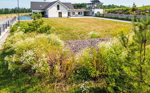 Dačice 100: Have, Estate, Landscaping, Lawn, Stuehus, Cumulus, Meteorologisk Fænomen, Farm, Indkørsel, Villa