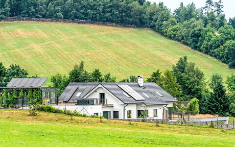 Dačice 100: Hus, Landdistrikt, Sommerhus, Hjem, Have, Eng, Stuehus, Lawn, Landsby, Pasture