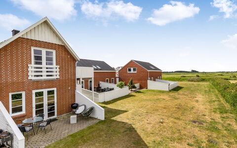 Outi - 1.5Km from the Sea: Vindue, Facade, Sidespor, Sommerhus, Skydevindue, Maling, Lærk