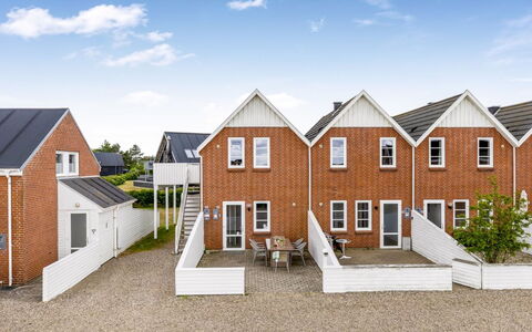 Outi - 1.5Km from the Sea: Vindue, Facade, Sidespor, Sommerhus, Skydevindue, Maling, Lærk