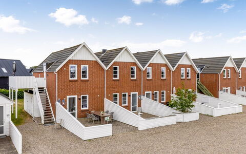 Outi - 1.5Km from the Sea: Vindue, Facade, Sidespor, Sommerhus, Skydevindue, Maling, Lærk