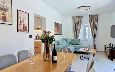 Kala: Indretning, Gulvbelægning, Etage, Loft, Lejlighed, Skygge, Stol, Lysarmatur, Lampe, Stueplante
