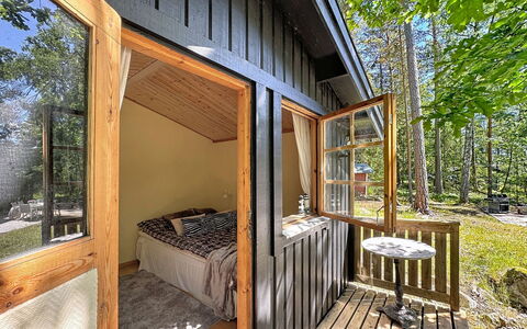 Skärgårdshem: Indretning, Gulvbelægning, Etage, Loft, Lejlighed, Skygge, Stol, Lysarmatur, Lampe, Stueplante