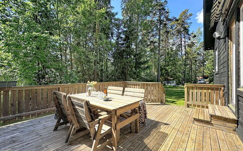 Skärgårdshem: Indretning, Gulvbelægning, Etage, Loft, Lejlighed, Skygge, Stol, Lysarmatur, Lampe, Stueplante
