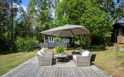 Skärgårdshem: Indretning, Gulvbelægning, Etage, Loft, Lejlighed, Skygge, Stol, Lysarmatur, Lampe, Stueplante