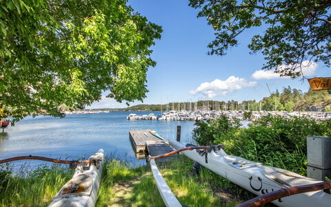 Skärgårdshem: Indretning, Gulvbelægning, Etage, Loft, Lejlighed, Skygge, Stol, Lysarmatur, Lampe, Stueplante