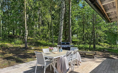 Skärgårdshem: Indretning, Gulvbelægning, Etage, Loft, Lejlighed, Skygge, Stol, Lysarmatur, Lampe, Stueplante