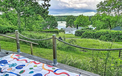 Sjöarpstugan: Have, Skygge, Lawn, Backyard, Gård, Landscaping, Parkere, Hegn, Udendørs Møbler, Home Fencing