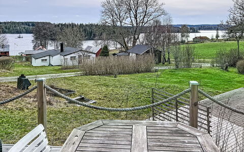 Sjöarpstugan: Indretning, Gulvbelægning, Etage, Loft, Lejlighed, Skygge, Stol, Lysarmatur, Lampe, Stueplante
