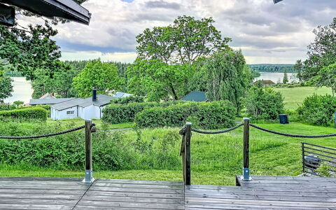 Sjöarpstugan: Land Lot, Have, Forår, Lawn, Skygge, Walkway, Landscaping, Gård, Parkere