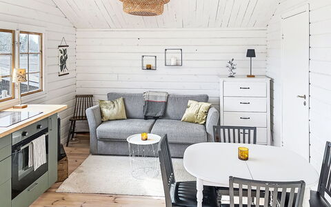 Sjöarpstugan: Indretning, Gulvbelægning, Etage, Loft, Lejlighed, Skygge, Stol, Lysarmatur, Lampe, Stueplante