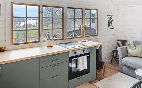 Sjöarpstugan: Indretning, Gulvbelægning, Etage, Loft, Lejlighed, Skygge, Stol, Lysarmatur, Lampe, Stueplante