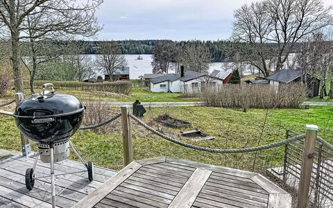 Sjöarpstugan: Indretning, Gulvbelægning, Etage, Loft, Lejlighed, Skygge, Stol, Lysarmatur, Lampe, Stueplante