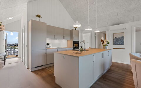 Ila - 350M from the Sea: Køkken, Gulvbelægning, Countertop, Træ, Loft, Indretning, Etage, Lysarmatur, Køkken Apparat, Cabinetry