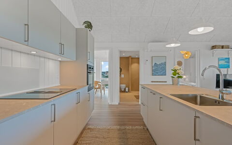 Ila - 350M from the Sea: Gulvbelægning, Køkken, Etage, Countertop, Træ, Loft, Indretning, Køkken Apparat, Lysarmatur, Møbel